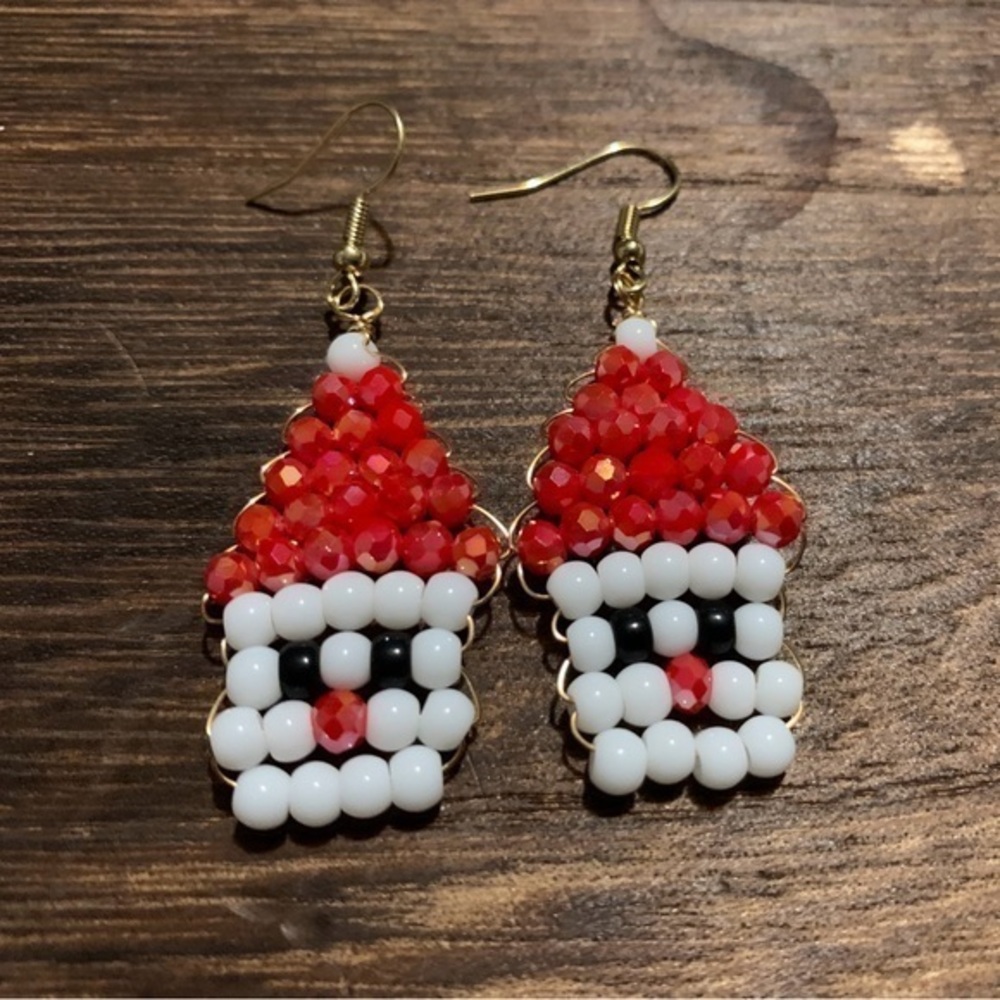 Snowman beaded earrings, perfect winter gift

Glass Beaded Santa Claus